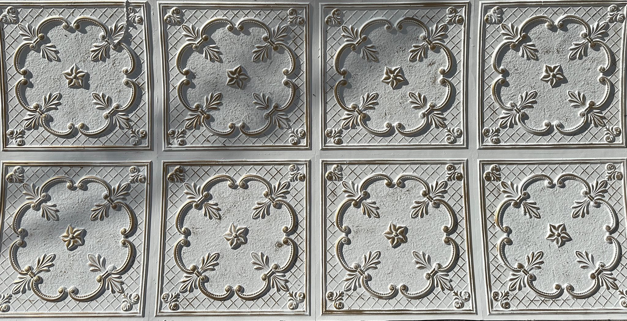 Karo desenli fiber duvar paneli, beyaz ve altın varaklı modern ve lüks dekorasyon